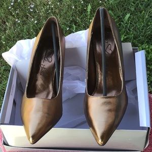 New never worn Bronze Pumps!